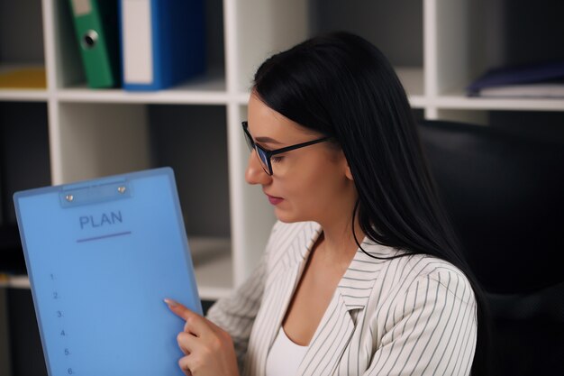 Der Büroangestellte analysiert die Daten, erstellt einen Buchhaltungsbericht und erstellt Positionen im Coworking.