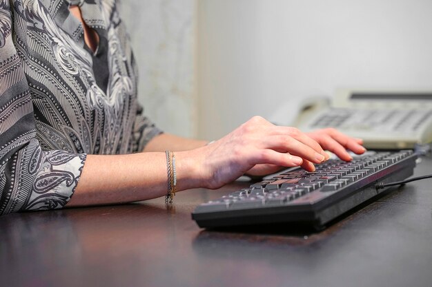 Der Büroangestellte druckt auf der Tastatur