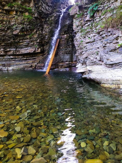 Der Bukhtivets-Wasserfall in den Karpaten