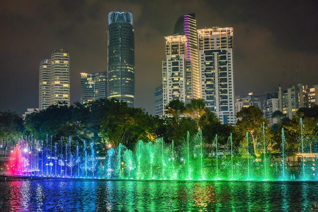 Der bunte Brunnen auf dem See in der Nacht in der Nähe von Twin Towers mit Stadt im Hintergrund Kuala Lumpur Malaysia