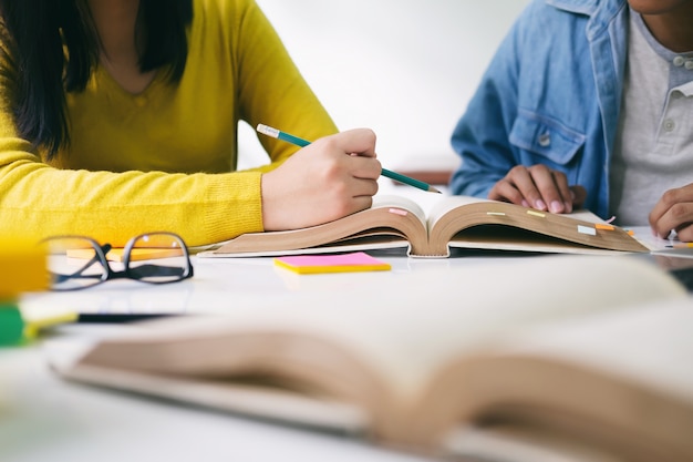 Der Campus für junge Studenten hilft Freunden beim Aufholen und Lernen.