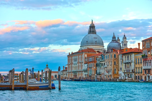 Der Canal Grande und die Kirche Santa Maria della Salute in Venedig am frühen Abend, Italien