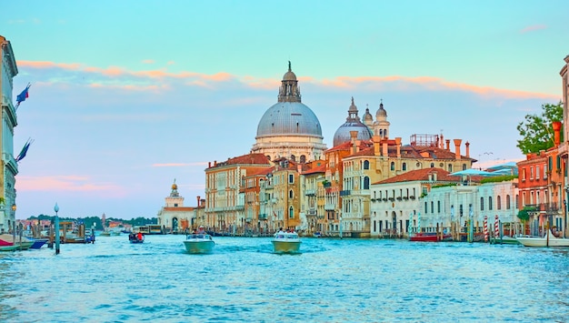 Der Canal Grande und die Kirche Santa Maria della Salute in Venedig, Italien