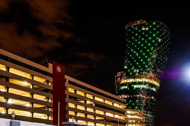 Der capital gate tower in abu dhabi