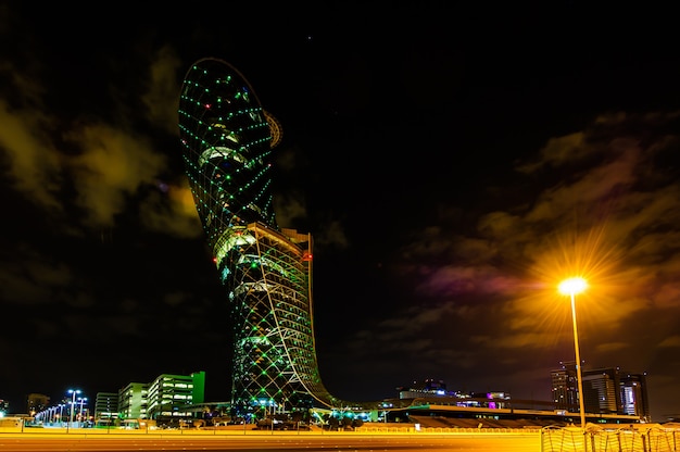 Der capital gate tower in abu dhabi