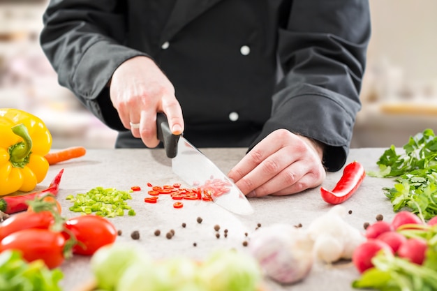 Foto der chef, der lebensmittelküchen-restaurantausschnitt kocht, bereiten koch vor