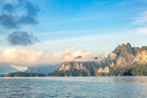 Foto der cheow lan lake khao sok nationalpark in thailand