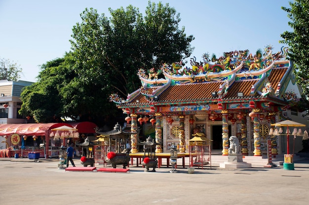 Der chinesische Tempel San Chao Pu Ya oder Urgroßvater- und Großmutter-Ahnenschrein für Menschen besuchen und respektieren beten am 19. Dezember 2017 in Udon Thani Thailand