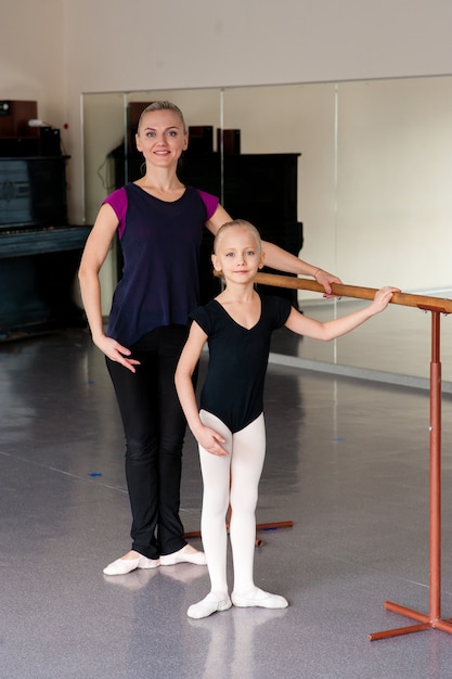 Der Choreograf bringt dem Kind die Ballettpositionen bei