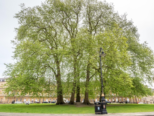 Der Circus ist ein großer Kreisverkehr im öffentlichen Park Bath und Verkehrsknotenpunkt England