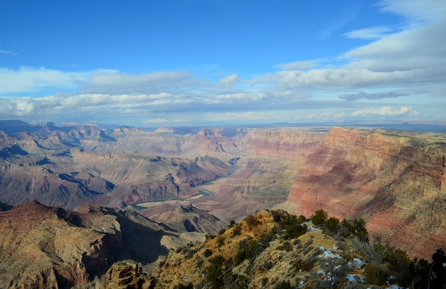 Der Colorado River schlängelt sich durch den Canyon-Boden