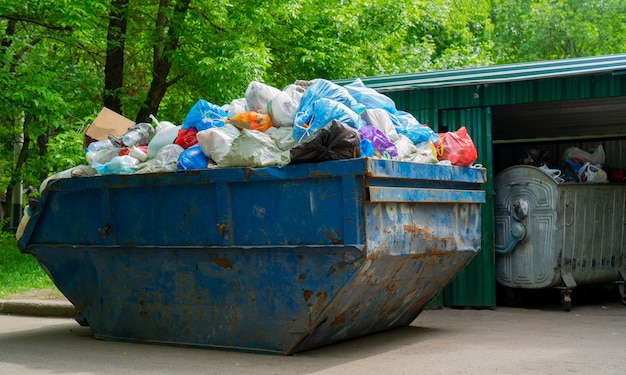 Der Container zum Sammeln von Müll. Plastiktüten für Müll im Container.