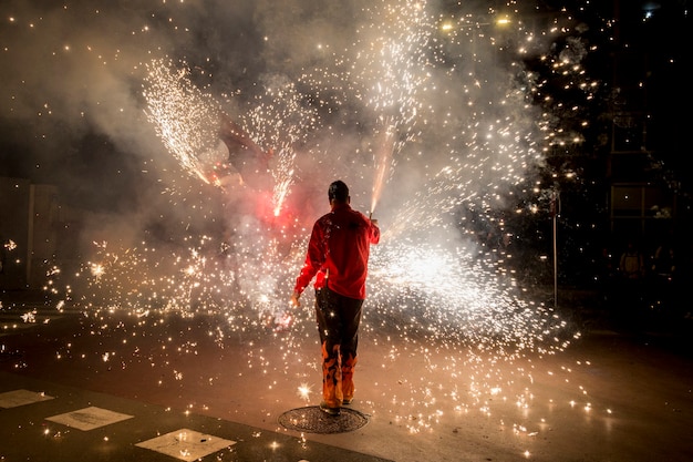 Der Correfocs ist ein typisch katalanisches Fest, bei dem Drachen mit Feuerwerk durch die Straßen tanzen.