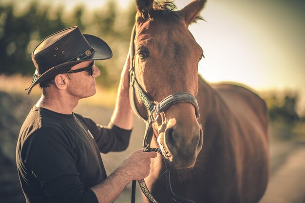 Foto der cowboy und sein pferd