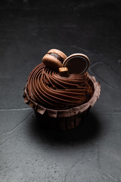 Der Cupcake mit Schokoladencreme und Makronen auf der Oberseite