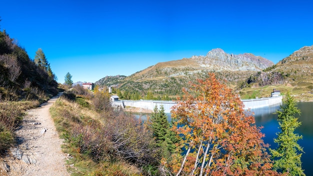 Der Damm der Gemelli-Seen mit der Schnabelspitze in den Orobie-Alpen des Brembana-Tals