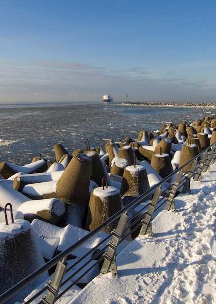 Der Damm entlang der Ostsee der Stadt Klaipeda in Litauen an einem sonnigen Wintertag