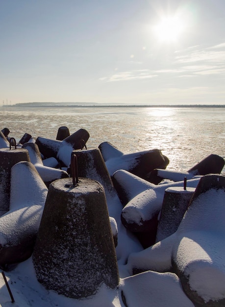 Der Damm entlang der Ostsee der Stadt Klaipeda in Litauen an einem sonnigen Wintertag