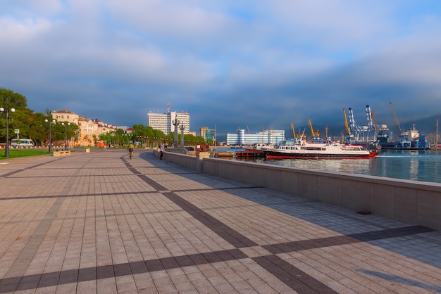 Der Damm in der Nähe des Seehafens in Novorossiysk