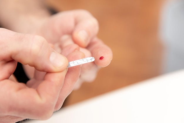 Der Diabetiker misst den Glukosespiegel im Blut und macht einen Blutzuckertest in der Klinik