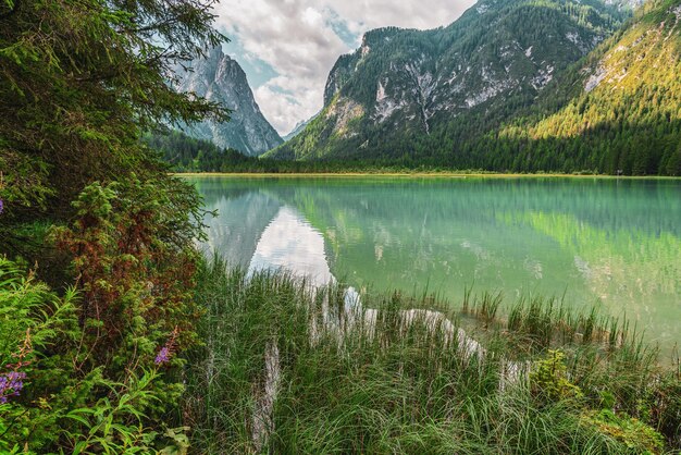 Foto der dobbiaco-see in den dolomiten, italien