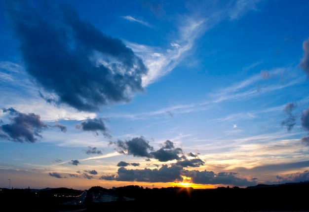 Der dramatische Himmel mit Wolken