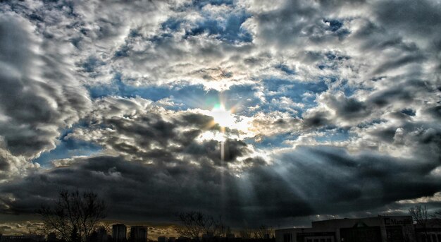 Der dramatische Himmel über den Wolken