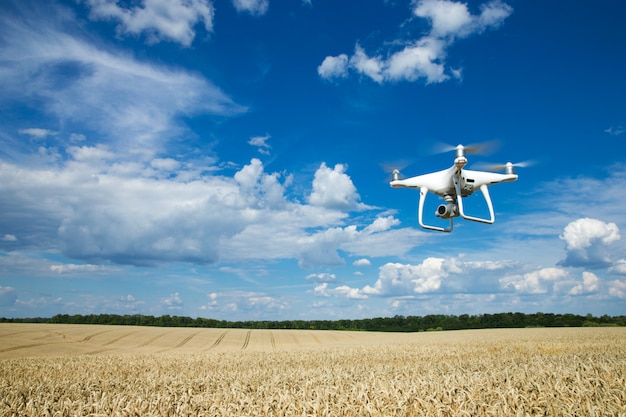 Der Drohnen-Hubschrauber fliegt mit Digitalkamera.