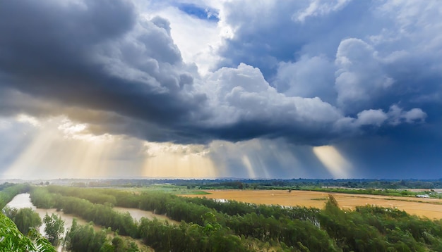 Foto der dunkle himmel mit schweren wolken und einem heftigen sturm vor dem regen