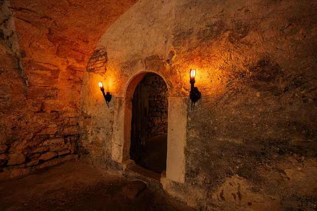 Der dunkle Tunnel in der Katakombe der Burg Pidhirtsi Lemberg Region Ukraine