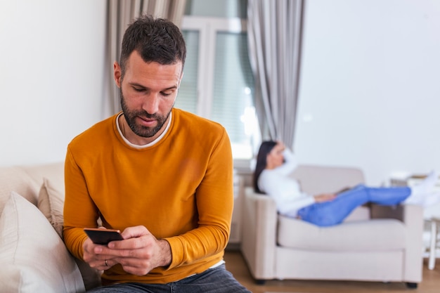 Der Ehemann drehte der Frau den Rücken zu und las die telefonische Nachricht seines Geliebten