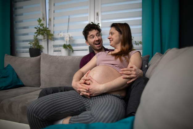 Der Ehemann ruft vor Freude aus, dass er einen Sohn bekommen wird, und die Frau lächelt herzlich.