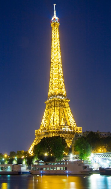 Der Eiffelturm bei Nacht Paris Frankreich