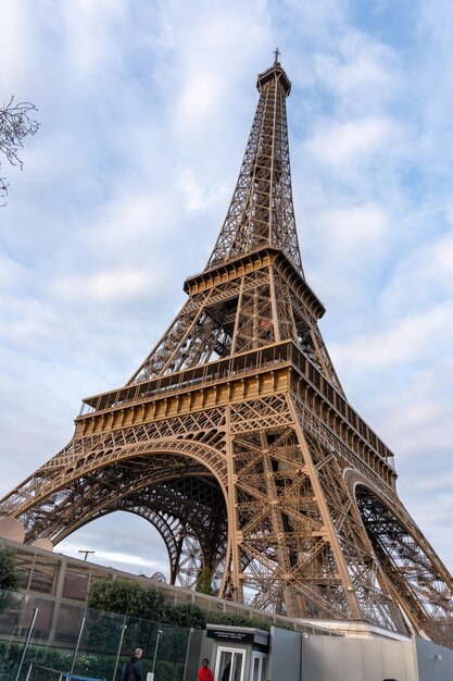 Der Eiffelturm ist ein großes braunes Gebäude mit vielen Details