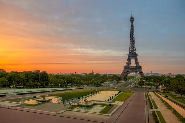 Der Eiffelturm und die Trocadero-Gärten