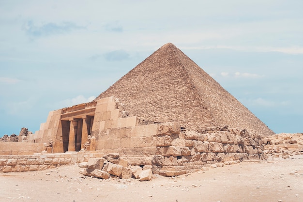 Der Eingang der Mastaba von Seshemnufer IV Ende der 5. Dynastie und die Große Pyramide im Hintergrund. Die Pyramidenfelder von Gizeh bis Dahshur stehen auf der UNESCO-Liste des Weltkulturerbes
