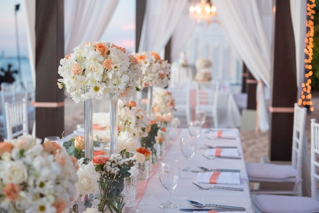 Der elegante Hochzeits-Dinner-Tisch am Strand