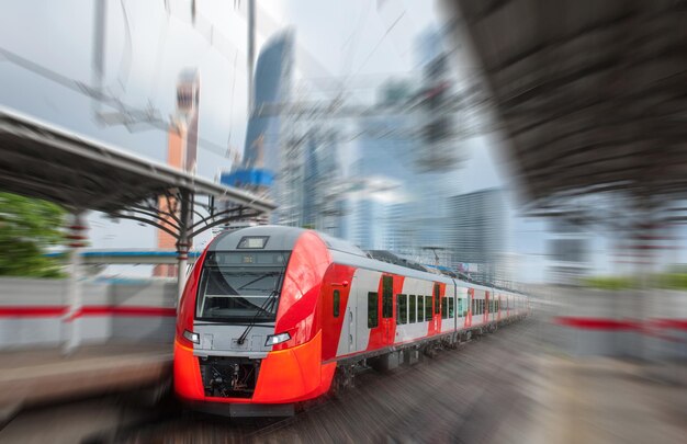 Der elektrische Zug rast mit hoher Geschwindigkeit