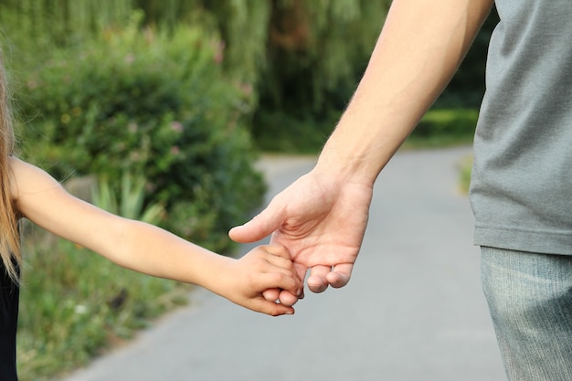 Der Elternteil hält die Hand des Kindes