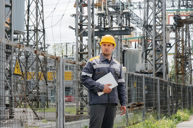 Der Energietechniker inspiziert die Ausrüstung des Umspannwerks. Energietechnik. Industrie.