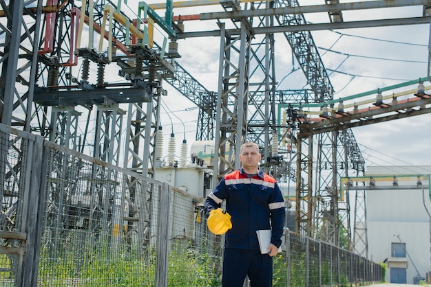 Der Energietechniker inspiziert die Ausrüstung des Umspannwerks. Energietechnik. Industrie.