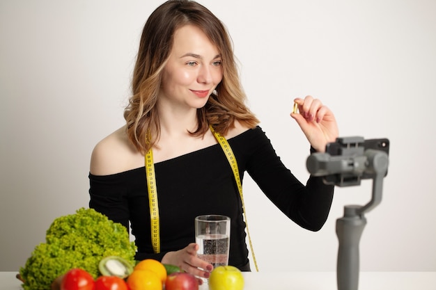 Der Ernährungsberater zeichnet einen Videoblog über gesunde Ernährung auf einem Mobiltelefon auf.