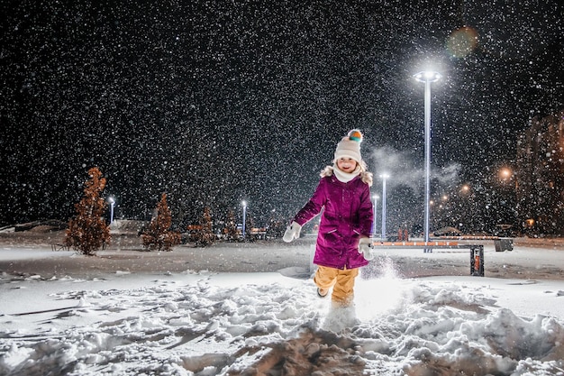 Der erste Schnee in einer kalten Winternacht