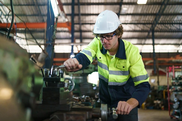 Der Fabrikingenieur konfiguriert eine komplexe Produktionsanlage