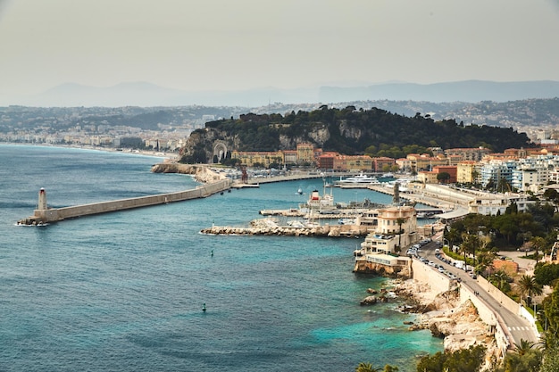 Der Fährhafen in Port Nice France an sonnigen Tagen sind viele Motorboote und Luxusyachten festgemacht ...