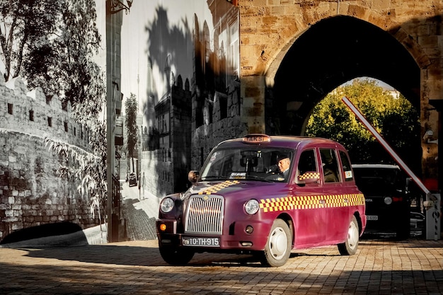 Der Fahrer am Steuer eines Taxis auf den Straßen der Altstadt von Baku