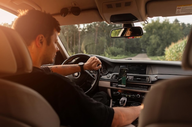 Der Fahrer, der im Auto fährt, fährt mit dem Auto