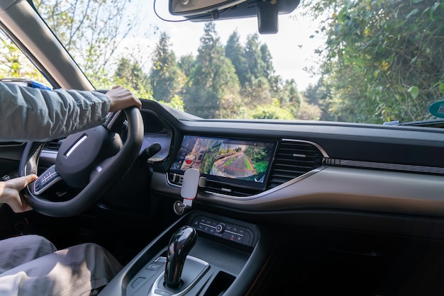 Der Fahrer fährt ein Auto