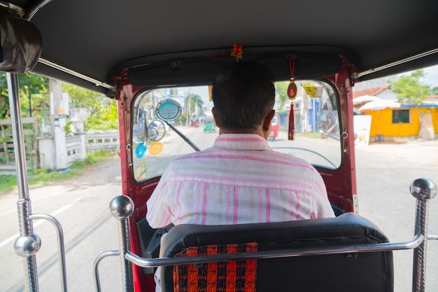 Der Fahrer ist ein dicker Klopfer am Steuer seines Autos.