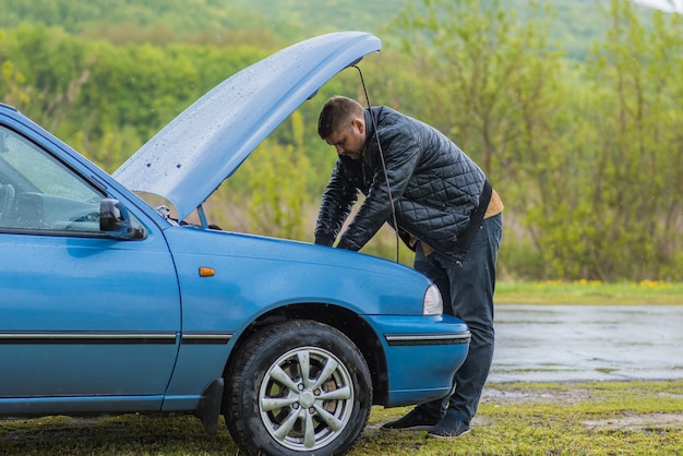 Der Fahrer versucht ein Auto zu starten